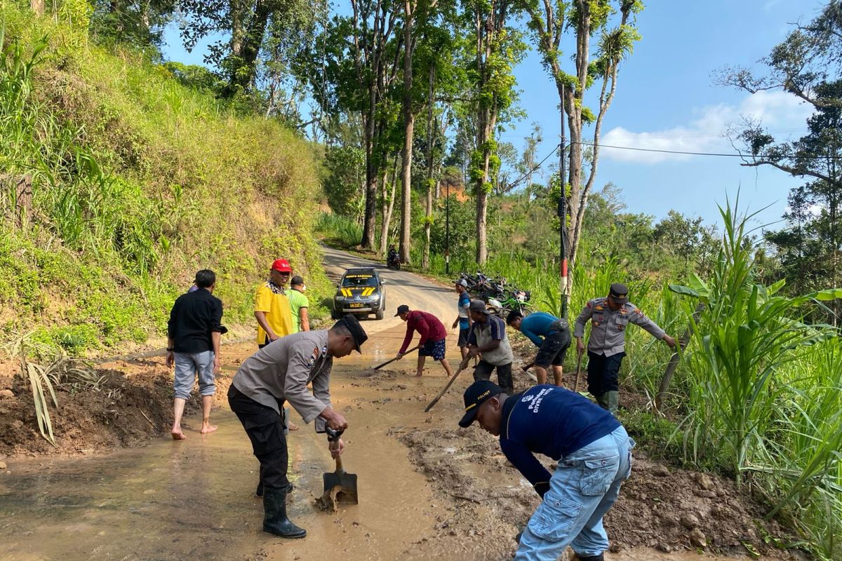 Petugas bersihkan lumpur yang genangi jalur selingkar Wilis Trenggalek