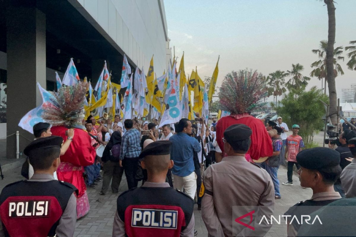 Pendukung ketiga paslon ramaikan lokasi debat kedua Cagub-Cawagub DKI