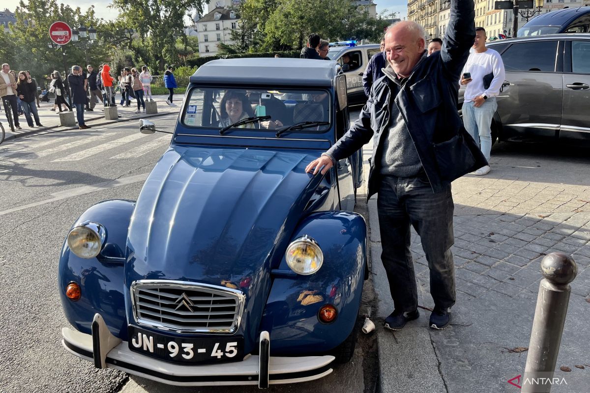 Mobil klasik Antoine curi perhatian di tengah kota Paris