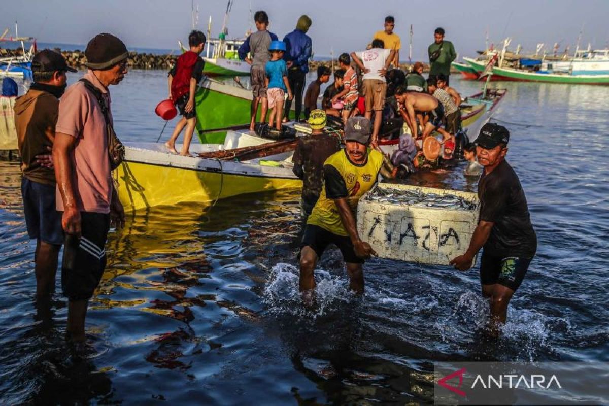 Legislator ajak masyarakat cegah dan hindari 'illegal fishing'