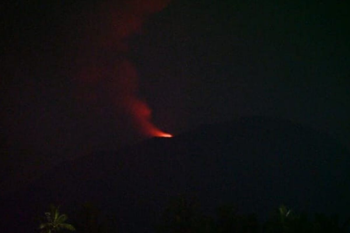 Gunung Ibu di Halbar-Maluku keluarkan kolom abu setinggi 800 meter