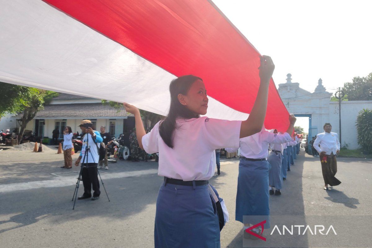 Youth Pledge Day: Surakarta Keraton hoists kilometer-long flag