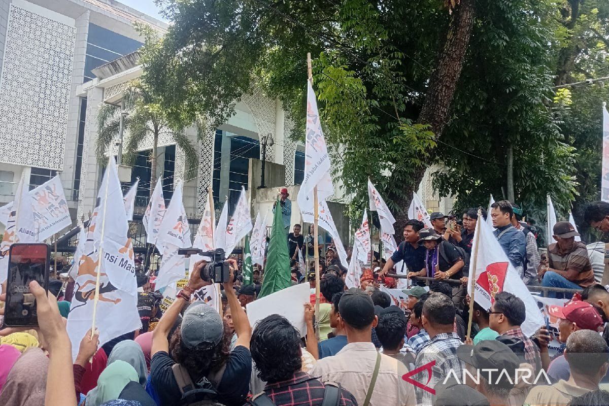 Ratusan masyarakat adat lakukan aksi di DPRD Sumut