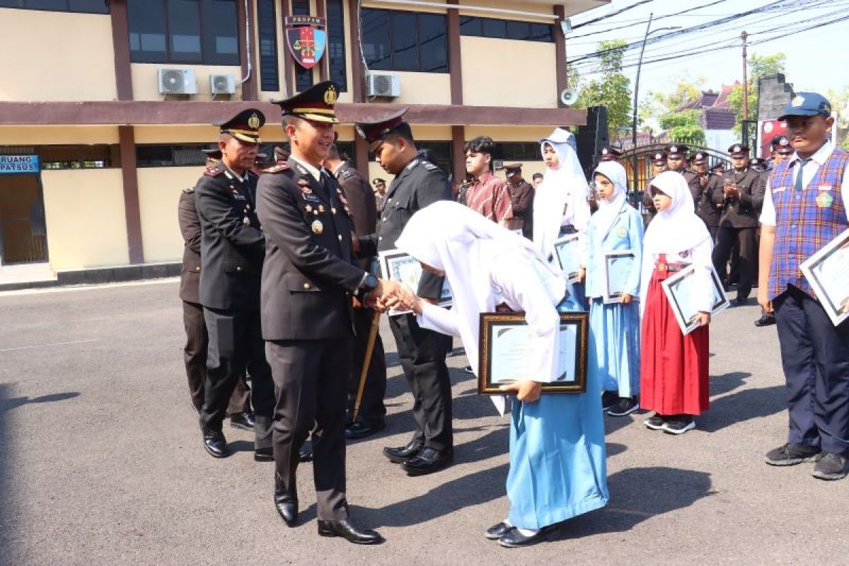 Kapolres Bojonegoro beri penghargaan juara silat Kapolri Cup