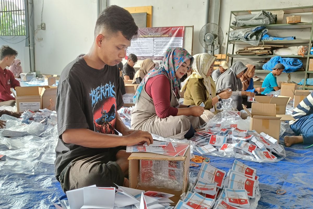 KPU Bojonegoro mulai lipat surat suara Pilkada 2024 libatkan 100 orang