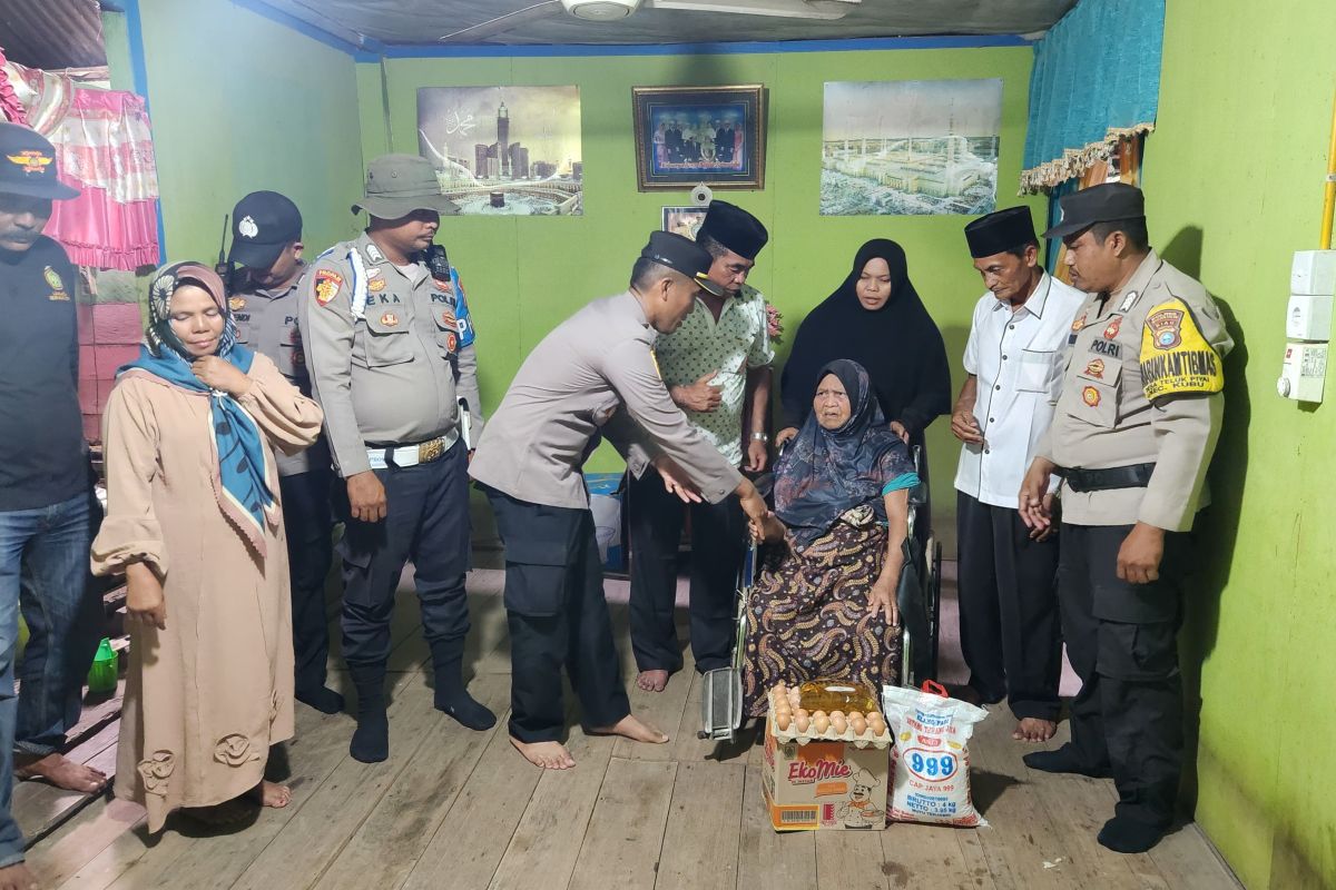 Polsek Kubu kembali salurkan sembako kepada masyarakat terdampak banjir