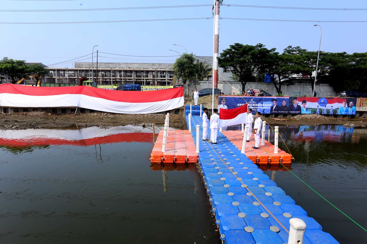 Pemkot apresiasi aktivis lingkungan gelar upacara bendera di Sungai Cisadane