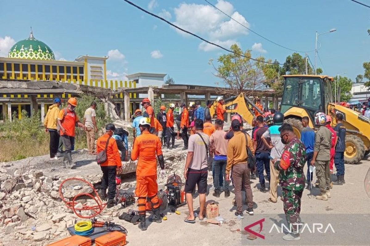 Bangunan di Pasar Wameo Baubau roboh  timpa dua orang