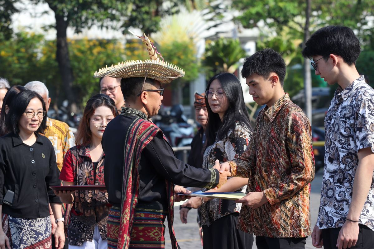 Ubaya bagikan beasiswa ke 2.165 mahasiswa peringati Sumpah Pemuda