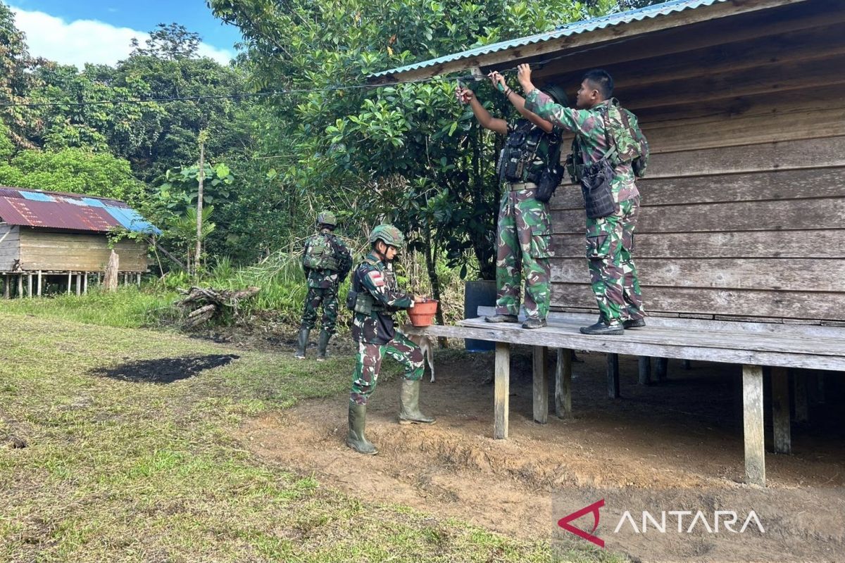 Satgas Koops Habema listriki rumah warga Maybrat dengan tenaga surya