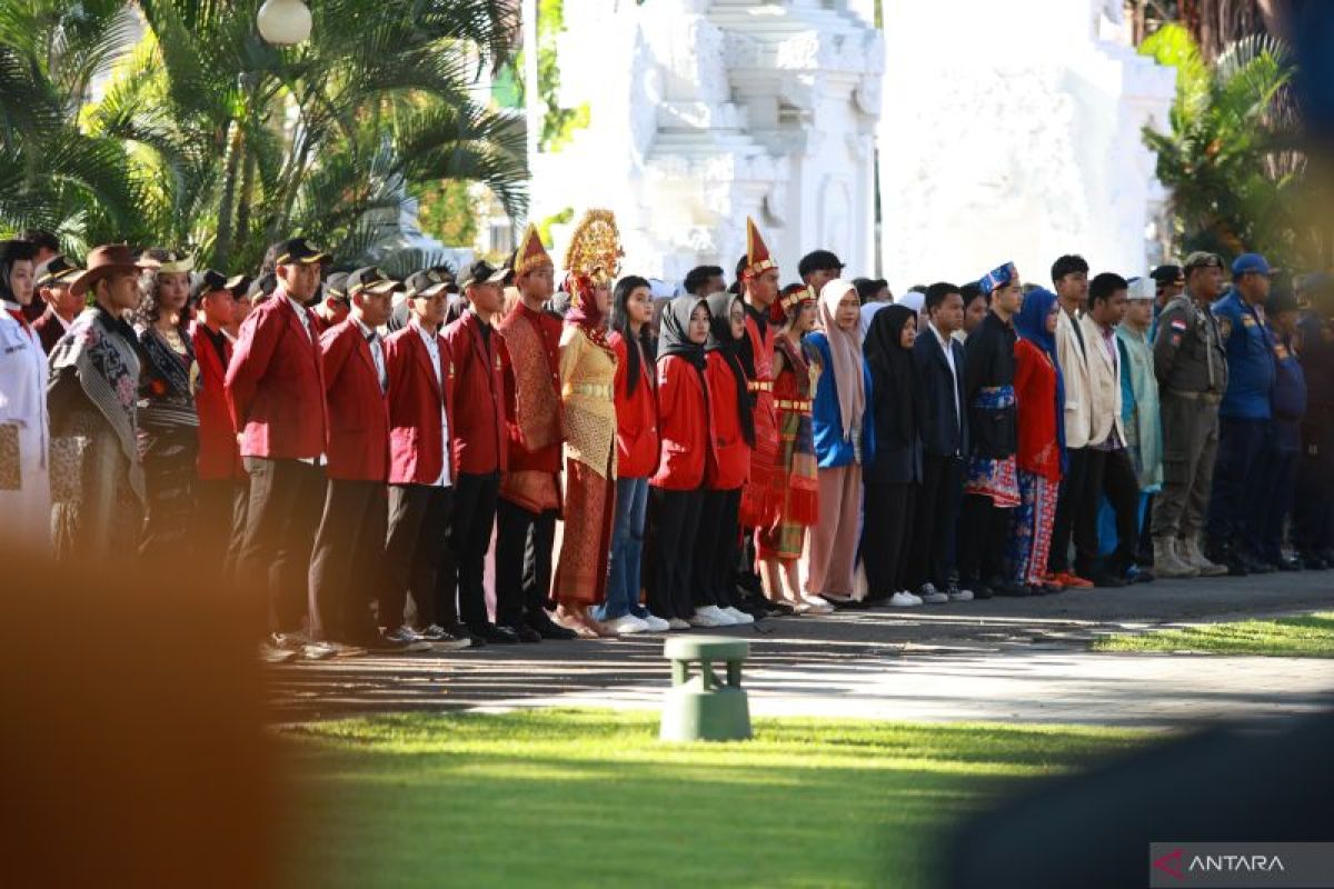 Pelajar Banyuwangi berbusana adat nusantara baca Ikrar Sumpah Pemuda