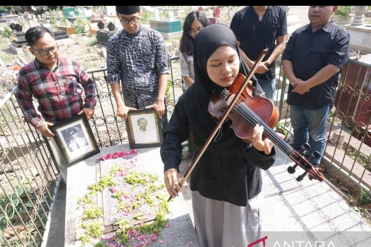 Sekelompok pemuda ziarah makam guru musik WR Supratman di Tulungagung