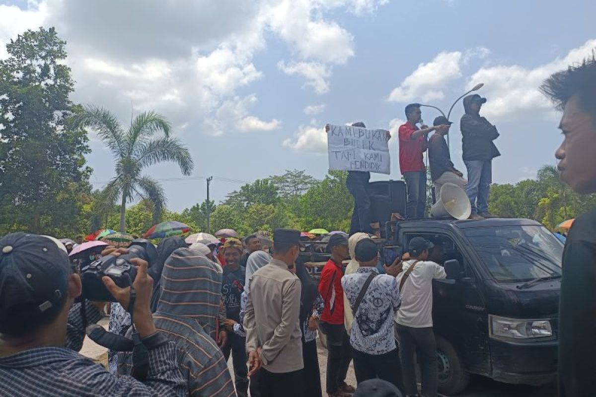 Mahasiswa dan PGRI kawal sidang kedua Guru Honorer Supriyani di PN Andoolo