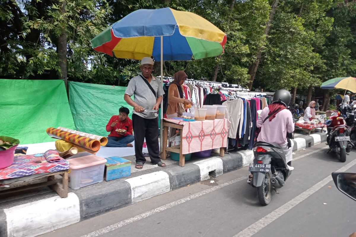 PKL Mataram difasilitasi berjualan di areal bekas Bandara Selaparang