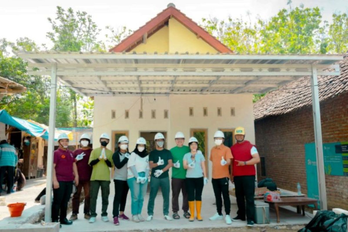 PT MIS bedah rumah warga kurang mampu di Gresik