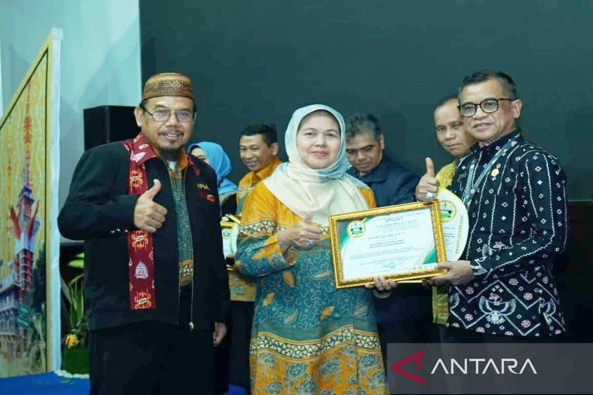 Prodi Administrasi Pendidikan ULM terima APMAPI Award 2024