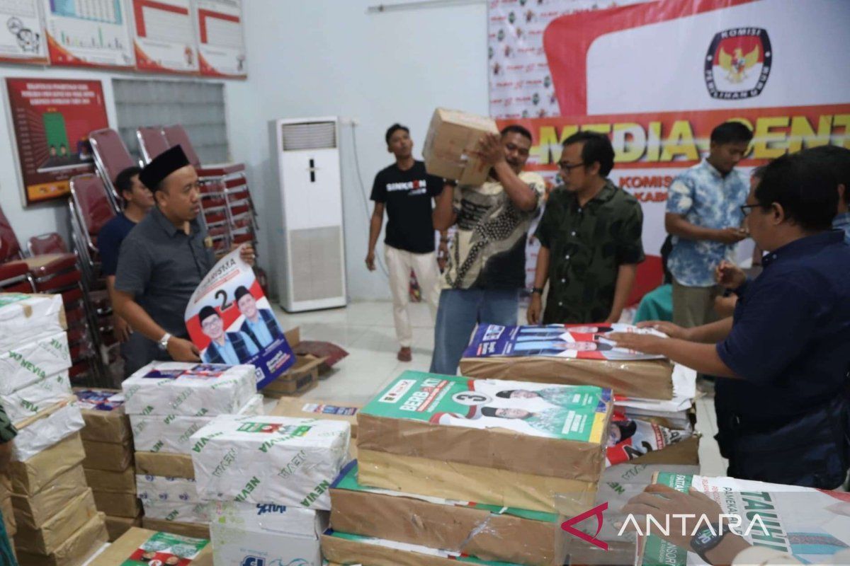 KPU Pamekasan cetak ratusan alat peraga kampanye untuk pasangan calon