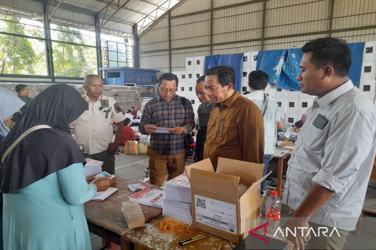 KPU Sampang pasangan kamera pengintai di lokasi sortir surat suara