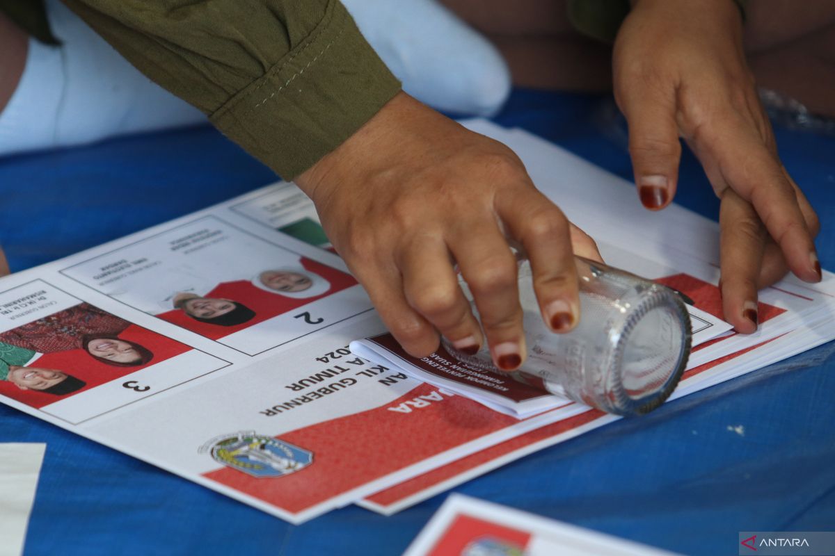 KPU Kediri bagi per kelompok untuk pelipatan surat suara