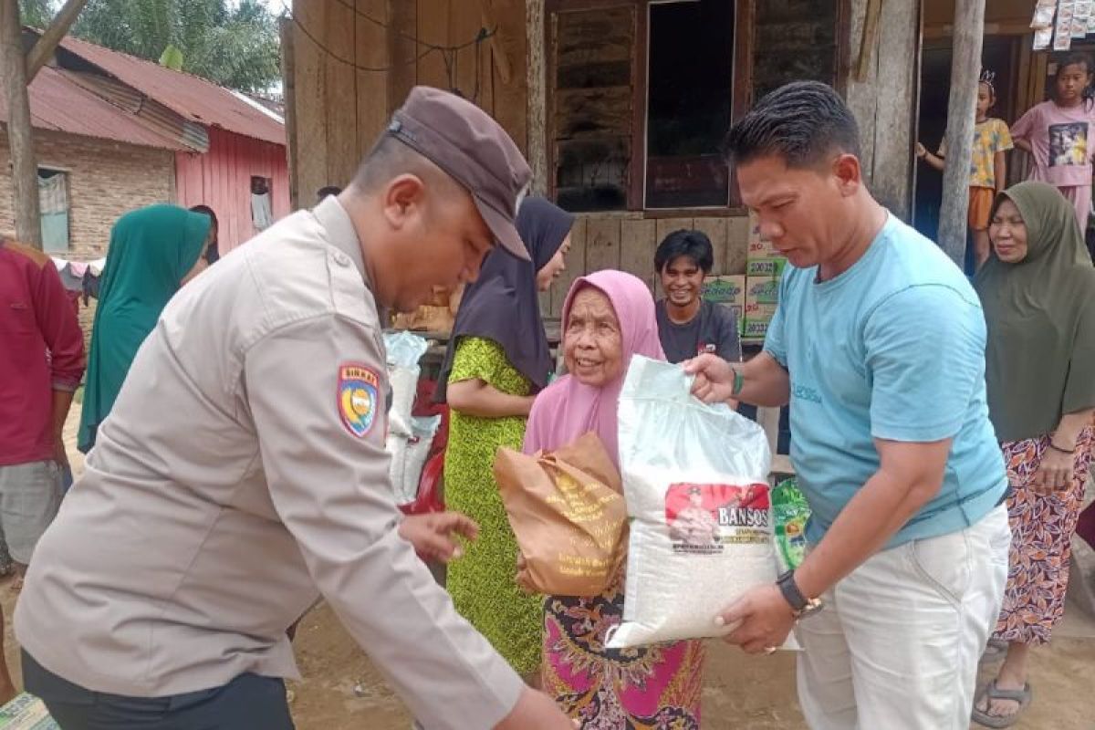 Polres Labuhanbatu Selatan bagikan  sembako kepada warga kurang mampu