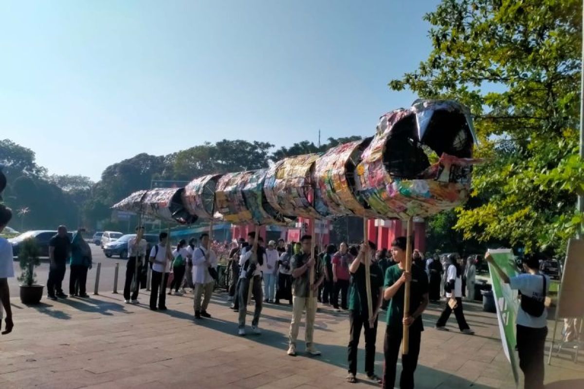 Pawai monster plastik di Pontianak ingatkan bahaya plastik sekali pakai