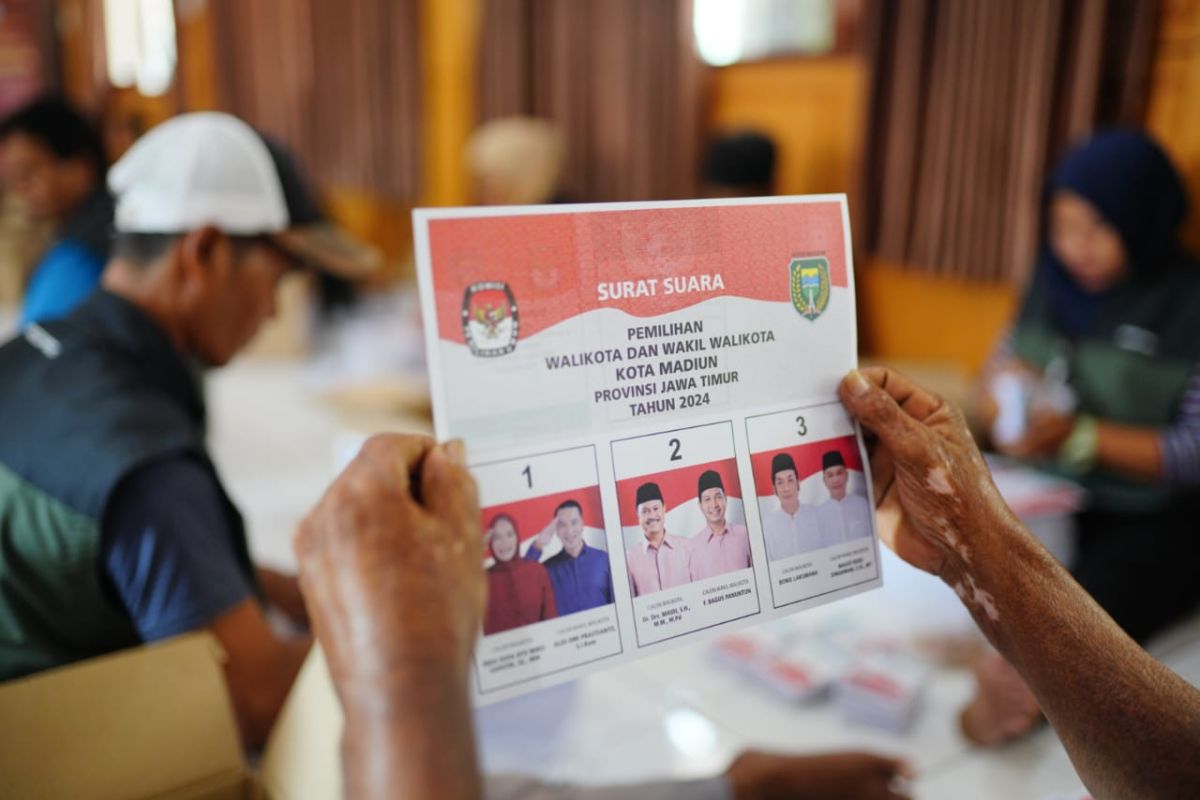 KPU Kota Madiun lakukan sortir dan lipat surat suara Pilkada 2024