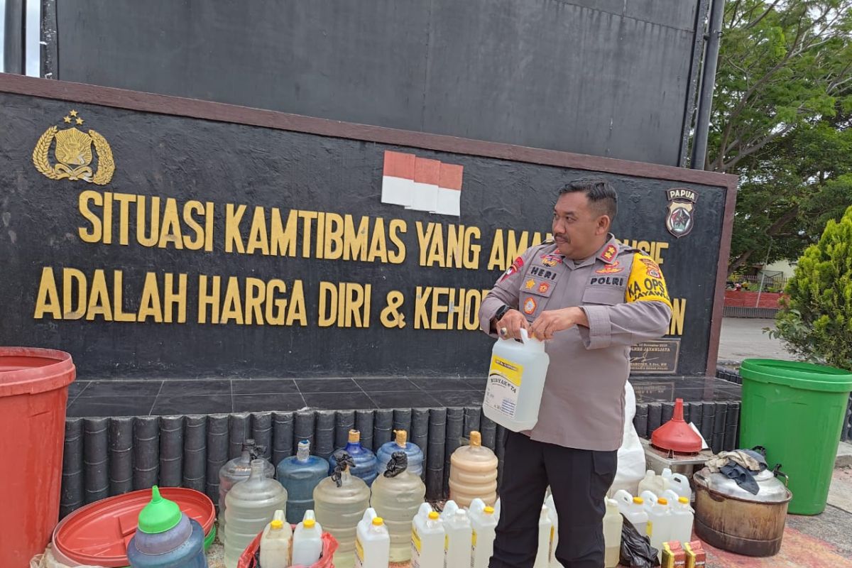 Polres Jayawijaya tangkap dua warga pembuat minuman beralkohol