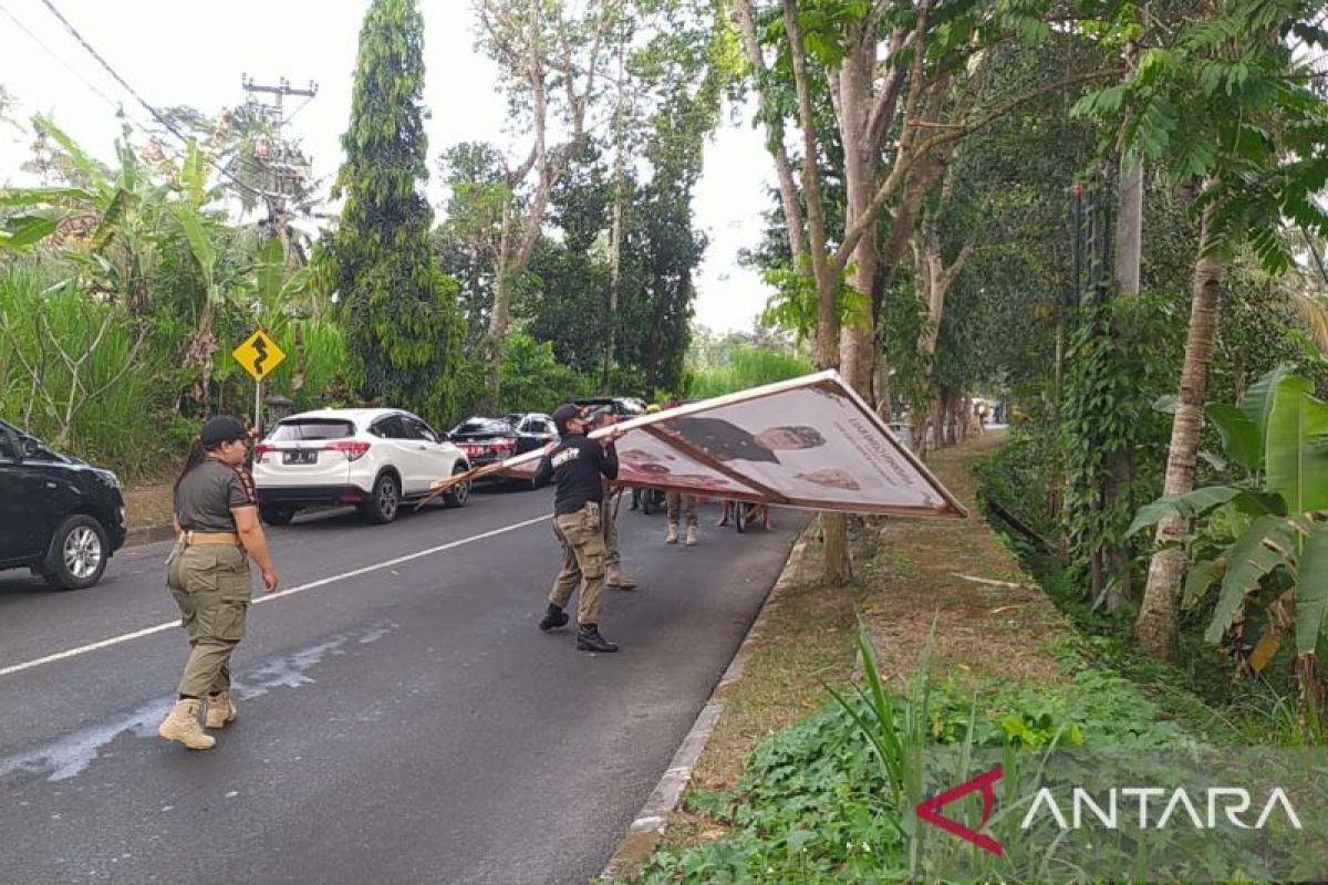 Bupati Bangli bersama KPU copot baliho kampanye ilegal