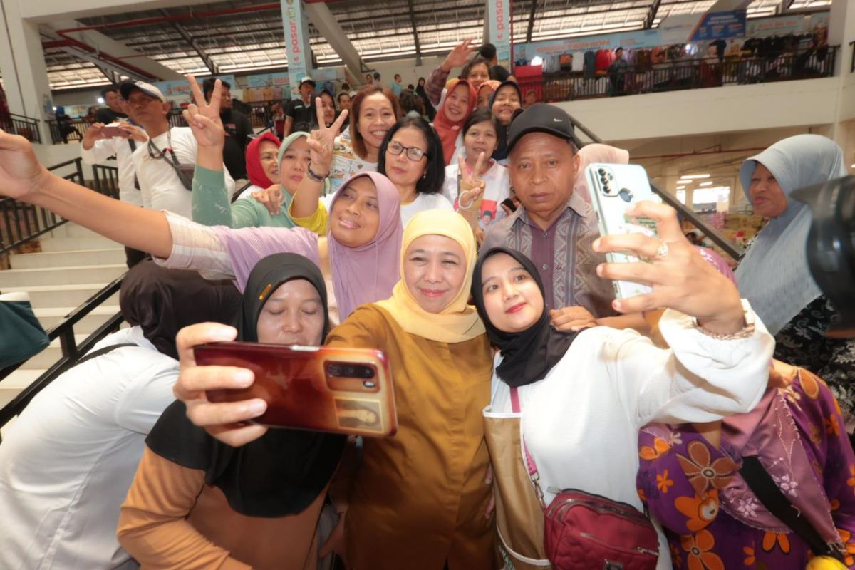 Khofifah dorong pedagang Pasar Besar Ngawi terakses literasi digital