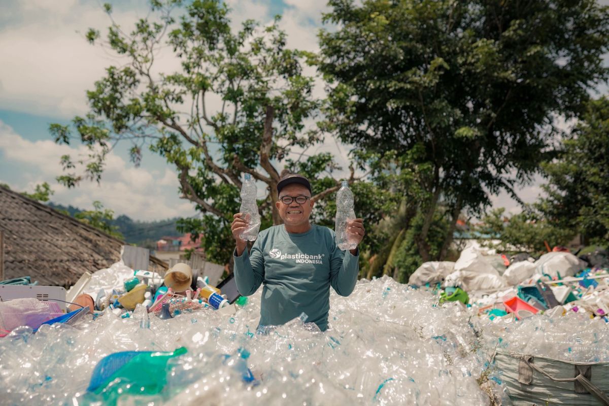 Plastic Bank berhasil mengumpulkan setara tujuh miliar botol plastik