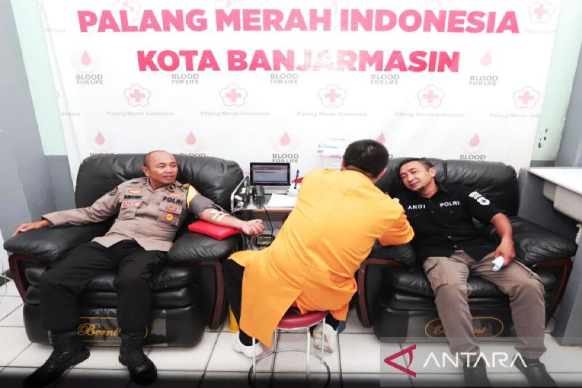 Polresta Banjarmasin bersama awak media donor darah HUT Humas Polri