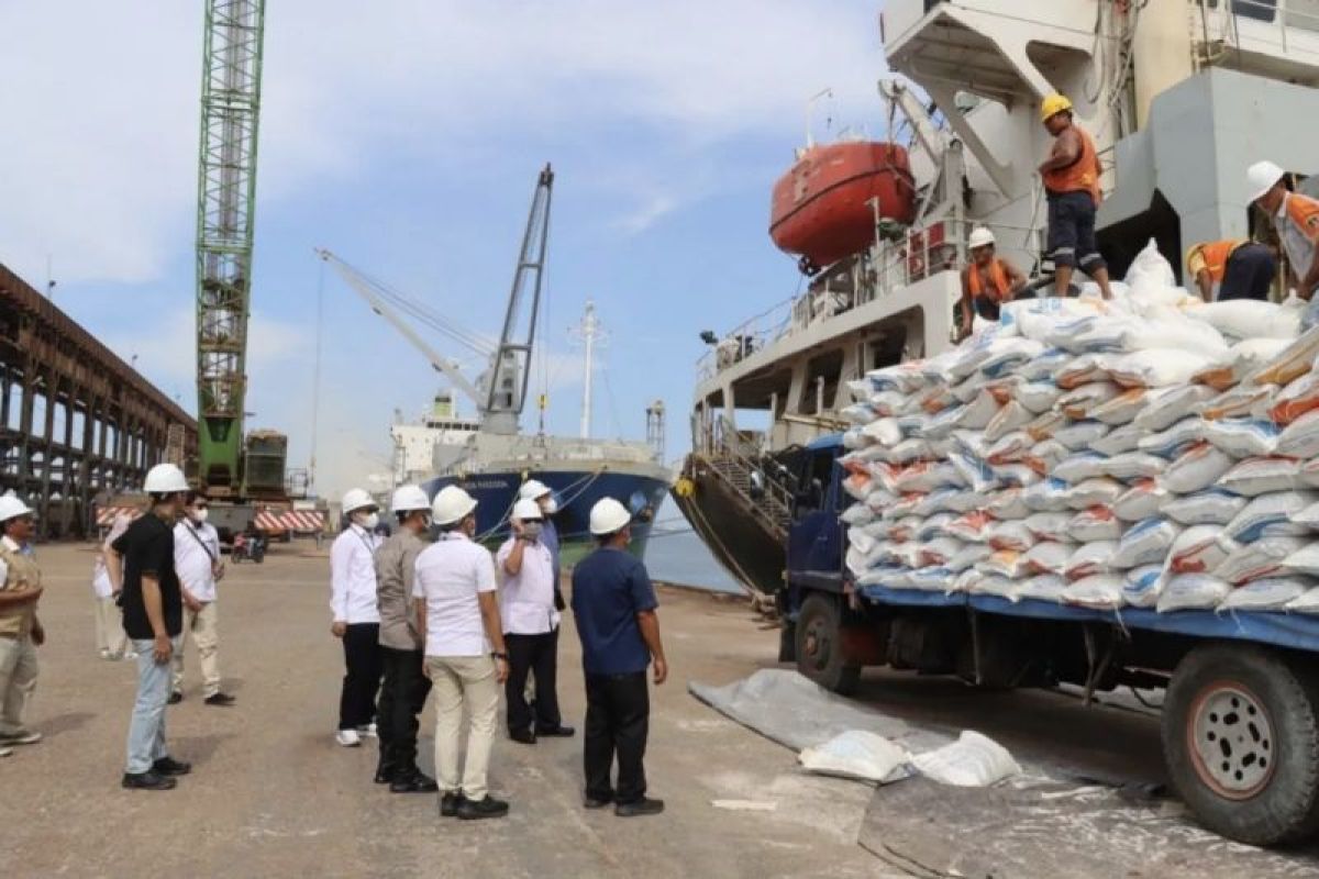 Sebanyak 5.200 ton beras impor asal Myanmar tiba di Dumai