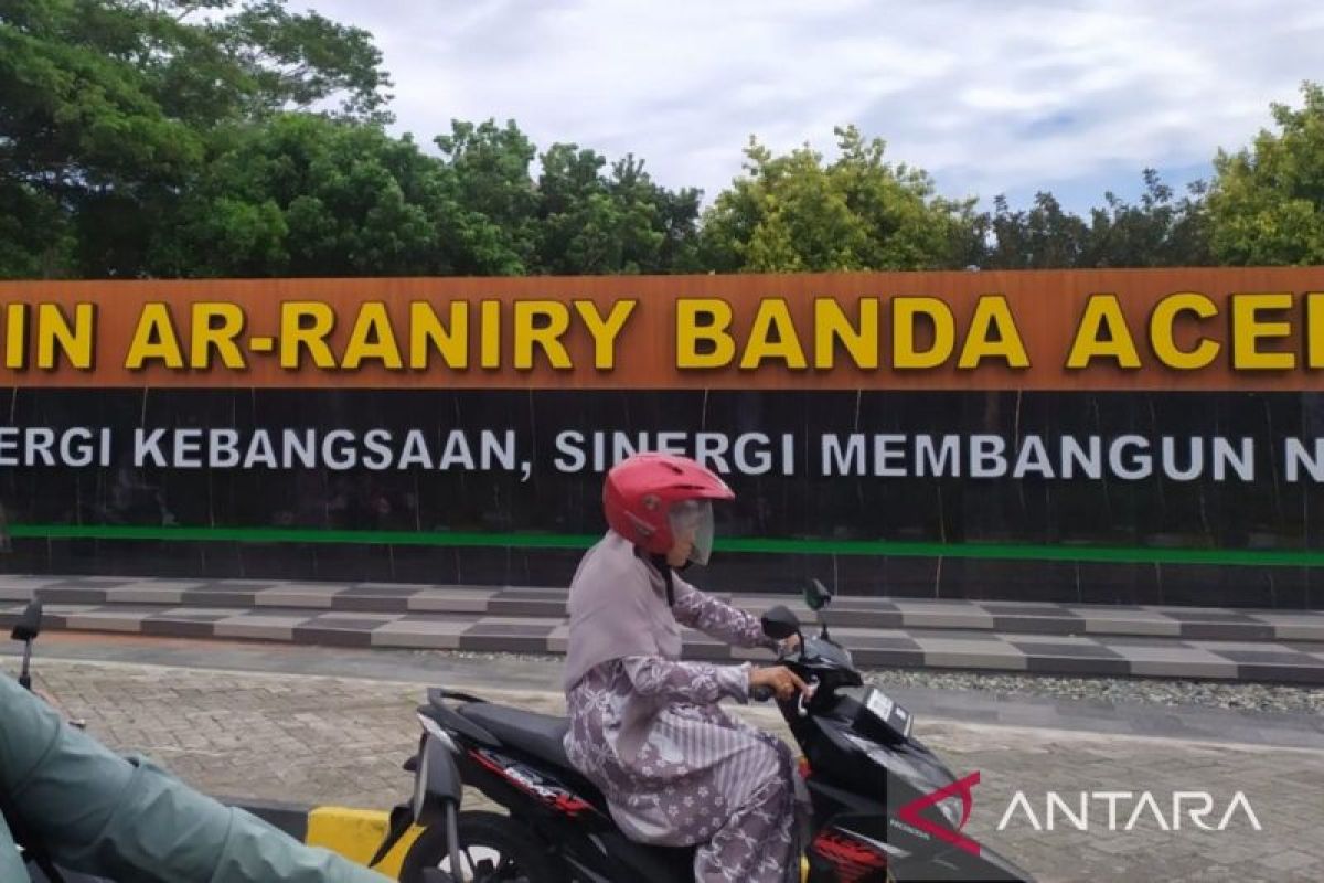 Wamendiktisaintek sebut biaya UKT di Indonesia saat ini tidak ideal