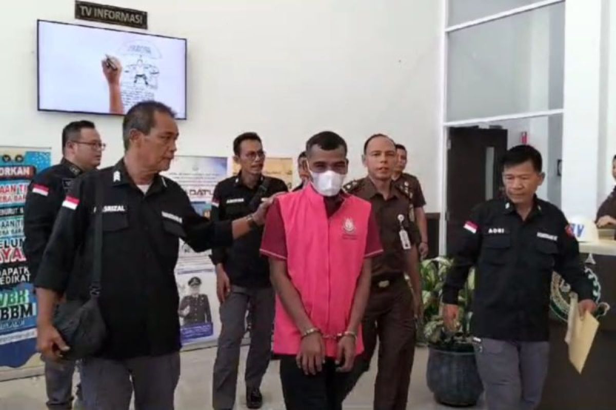 Kejati Sumbar tahan mantan Kabag Umum Dharmasraya dalam kasus korupsi (Video)