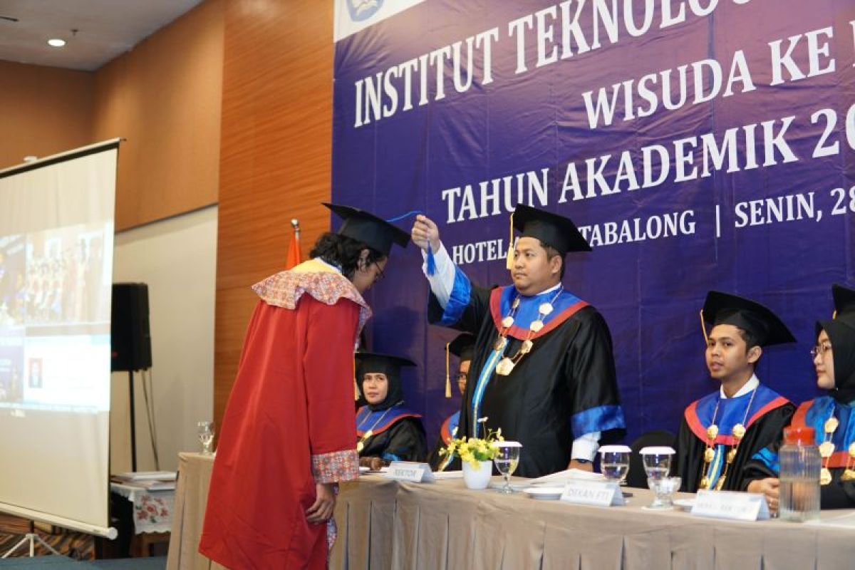 93 wisudawan ITS Mandiri dikukuhkan