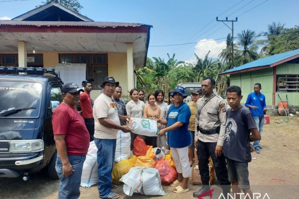 Polda NTT bagikan bantuan sosial untuk warga terdampak konflik Adonara