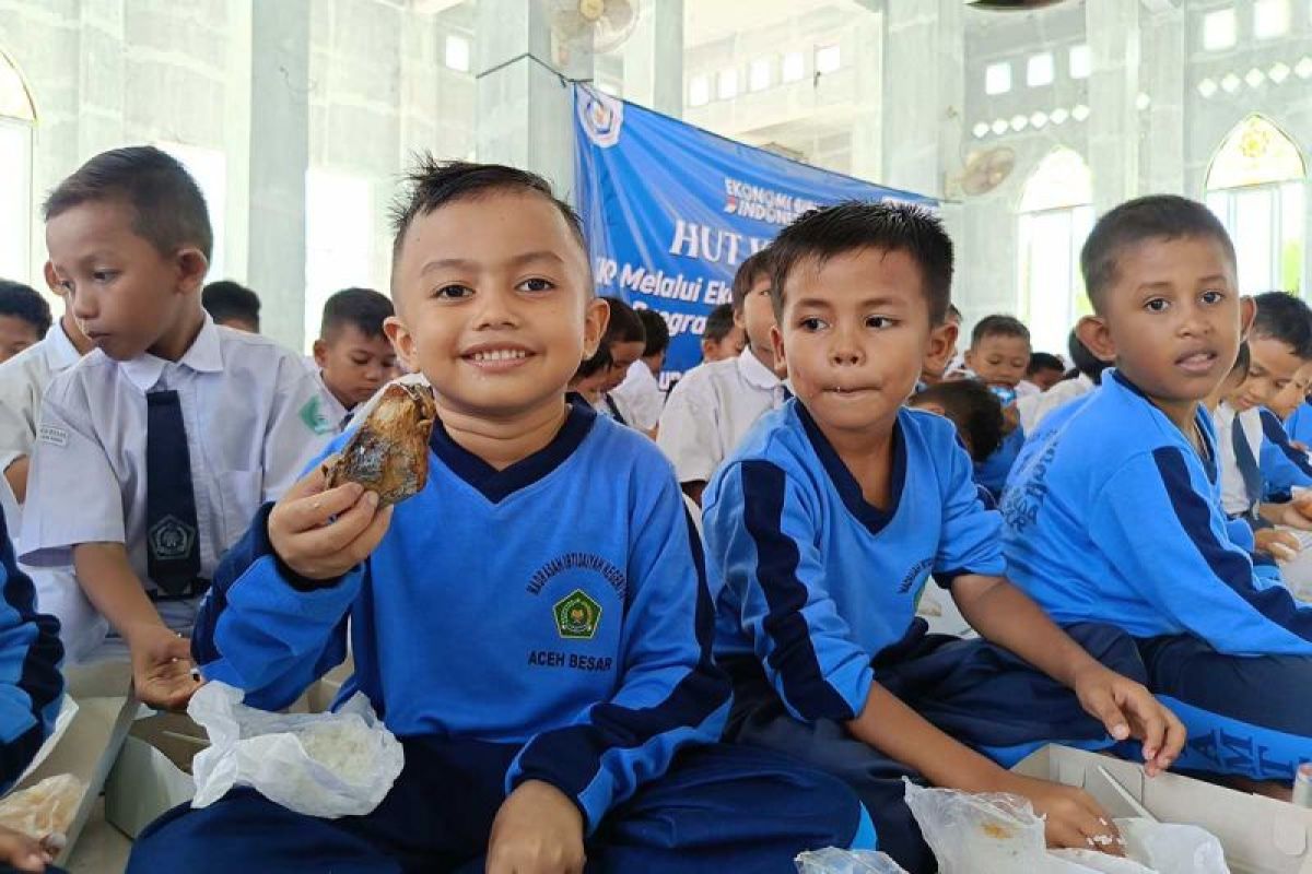 PSDKP Lampulo gelar makan bergizi menu ikan gratis kepada siswa