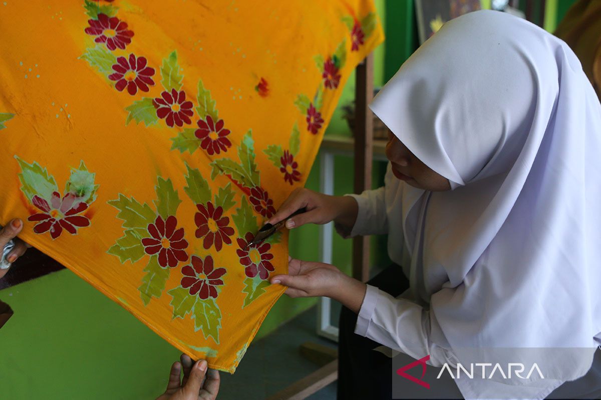 FOTO - Murid difabel belajar membatik pada hari sumpah pemuda