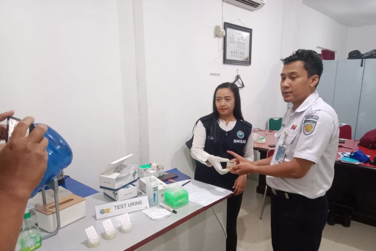 Daop 7 gandeng BNN Blitar lakukan tes urine cegah penyalahgunaan narkoba