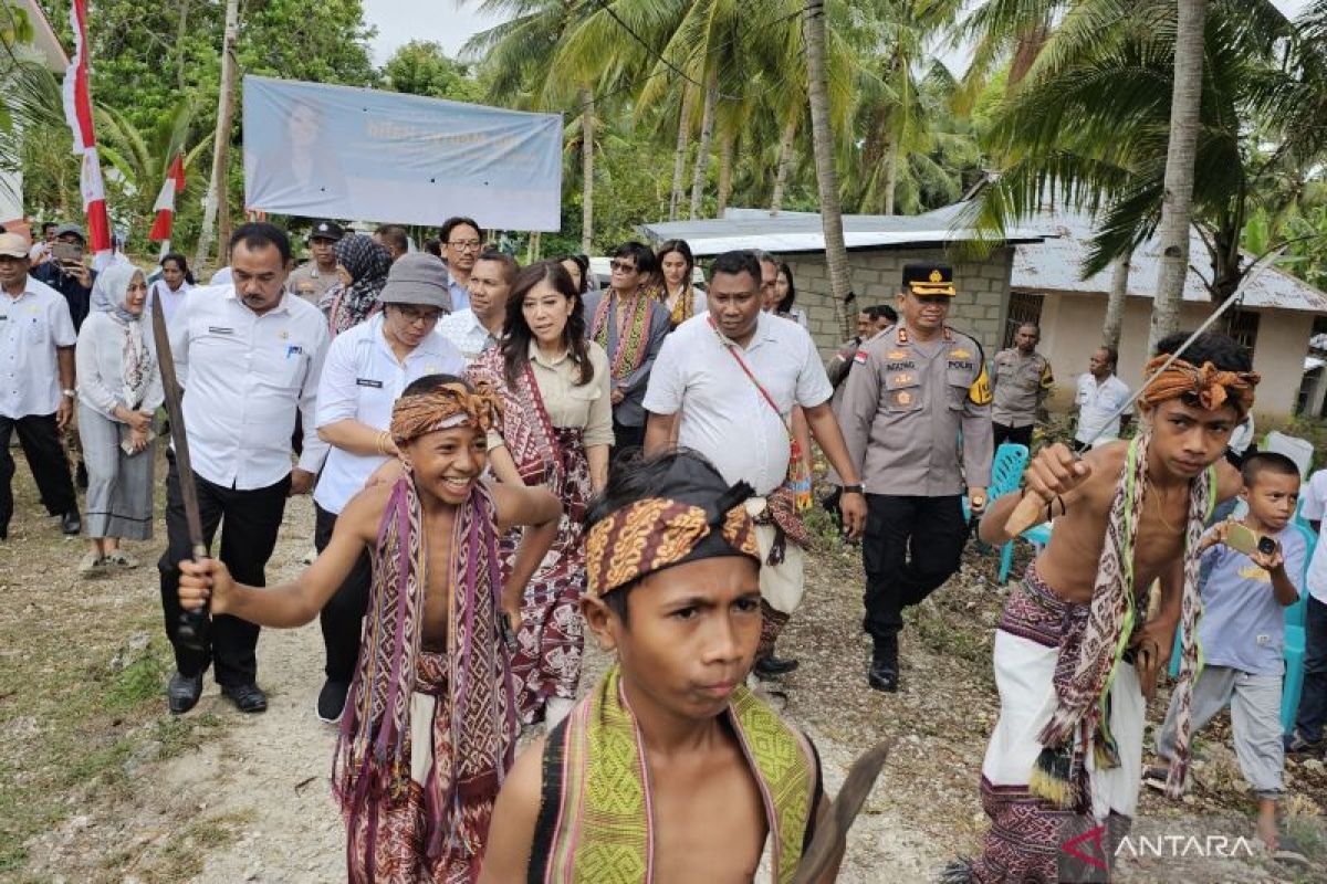 Minister Hafid reviews internet access, meets students in NTT