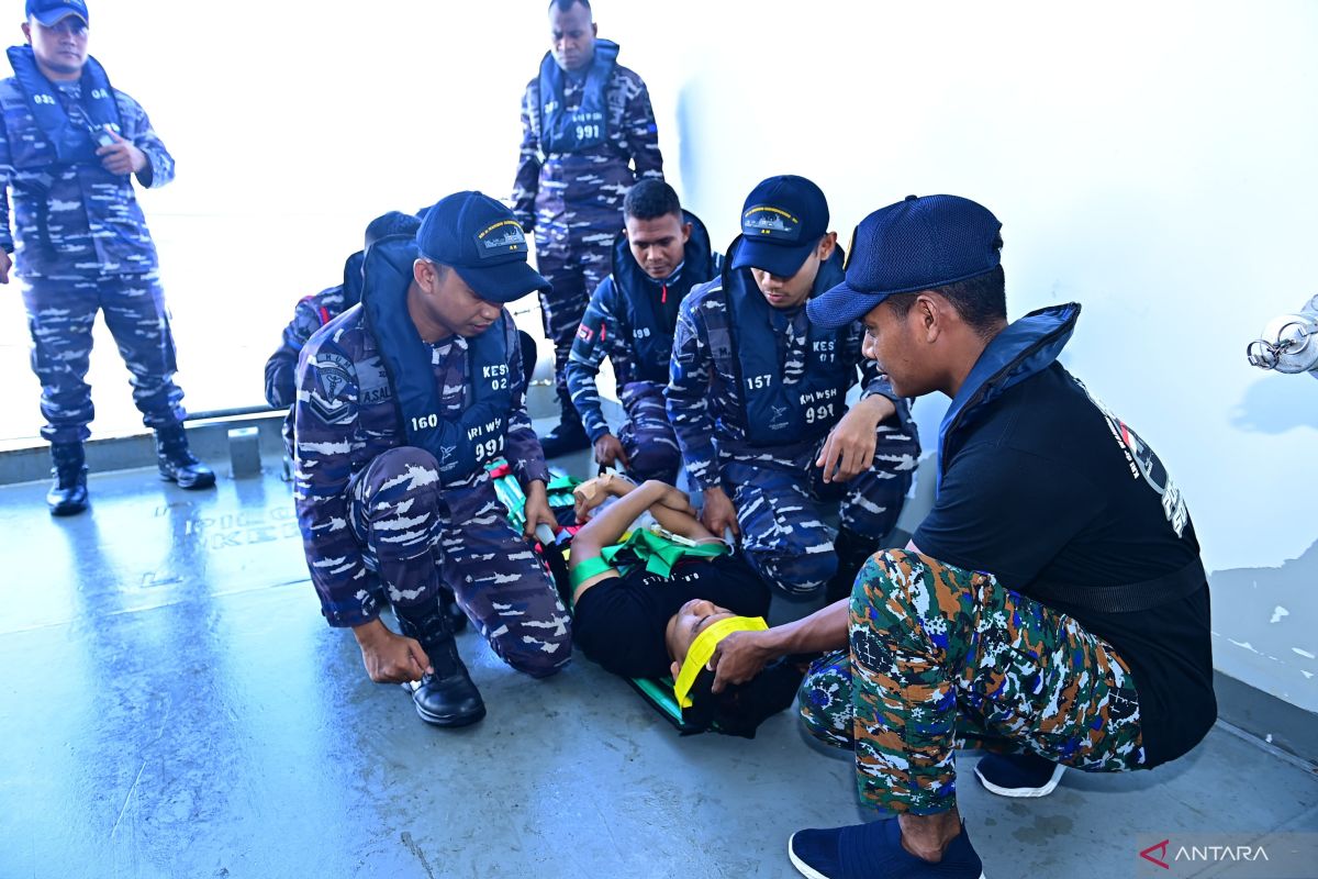 KRI WSH-991 latihan hadapi cuaca buruk saat berlayar ke Fiji