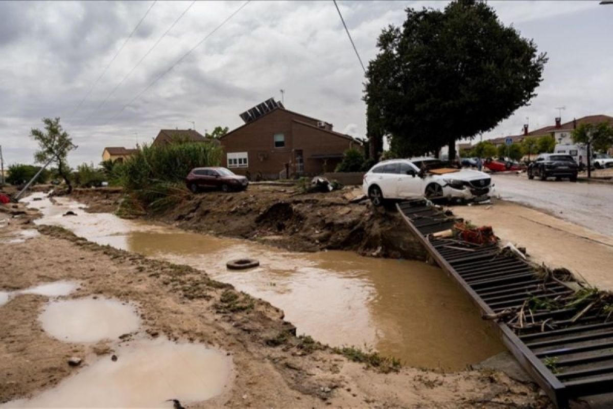 Banjir di Spanyol, sejumlah orang hilang, kereta cepat disetop