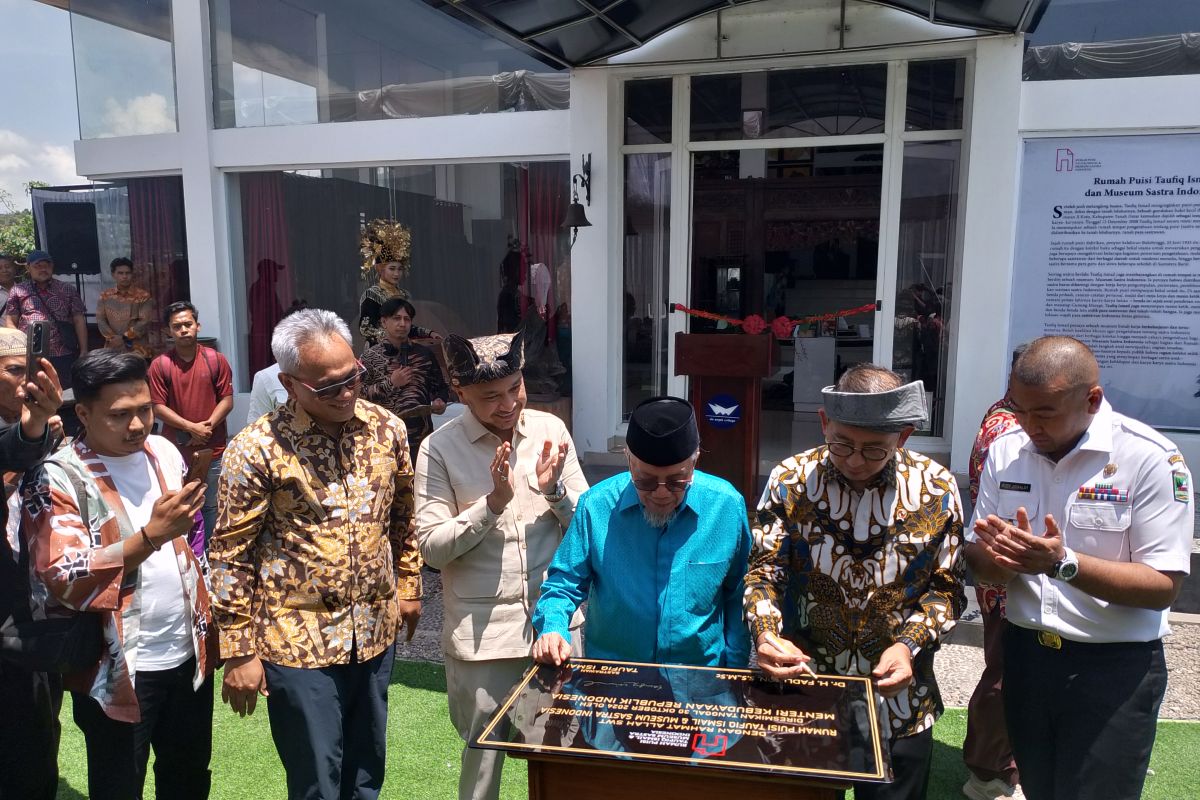 Menbud Fadli Zon resmikan Museum Sastra dan Rumah Puisi Taufiq Ismail