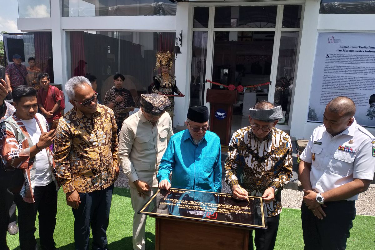 Menbud Fadli Zon resmikan Museum Sastra dan Rumah Puisi Taufiq Ismail