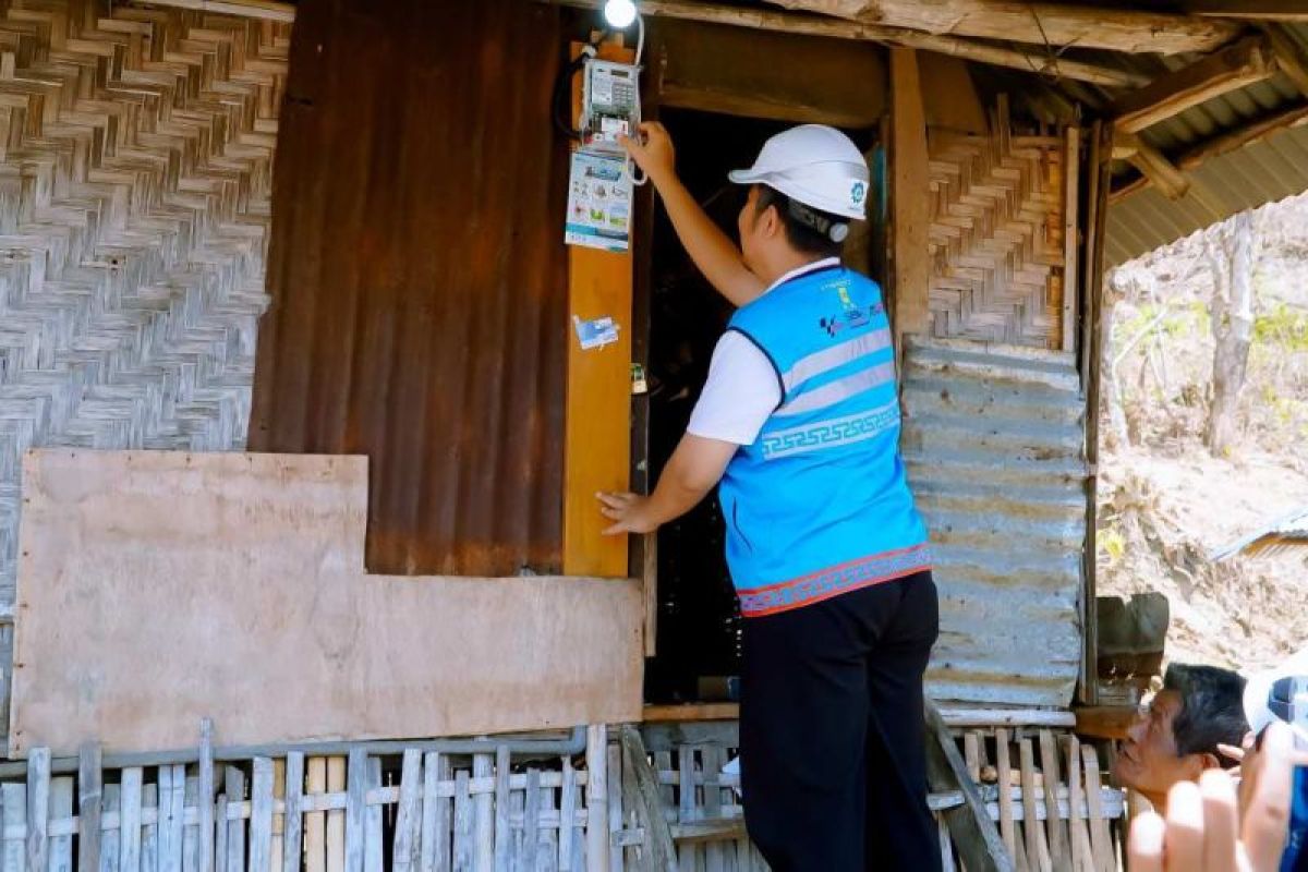 PLN UIW NTB terangi mimpi warga kurang mampu di Hari Listrik Nasional ke-79