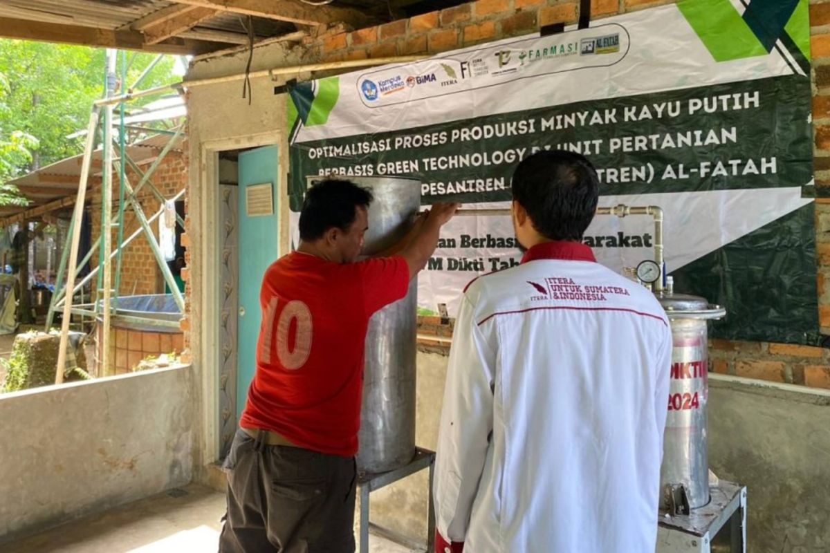 Dukung pemberdayaan masyarakat, Itera beri alat pemurnian minyak kayu putih ke Al-Fatah