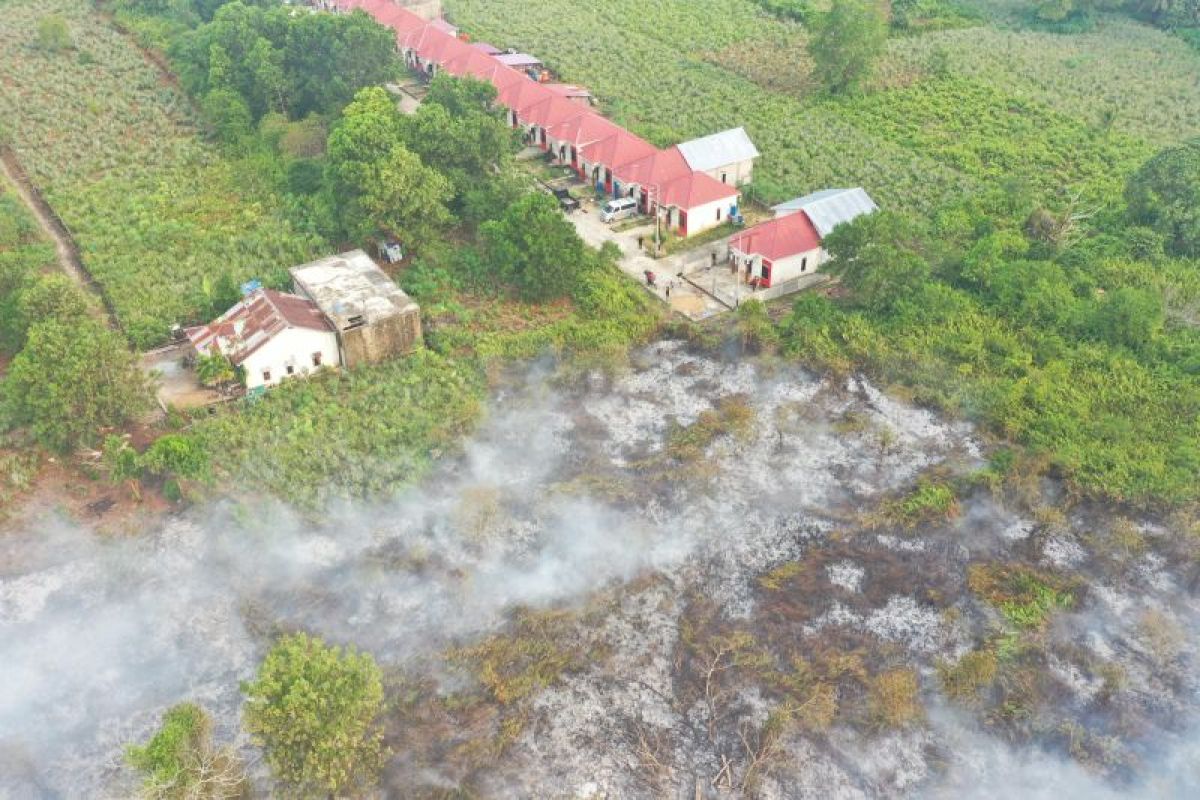 BPBD Kubu Raya Kalbar padamkan karhutla dekati pemukiman warga