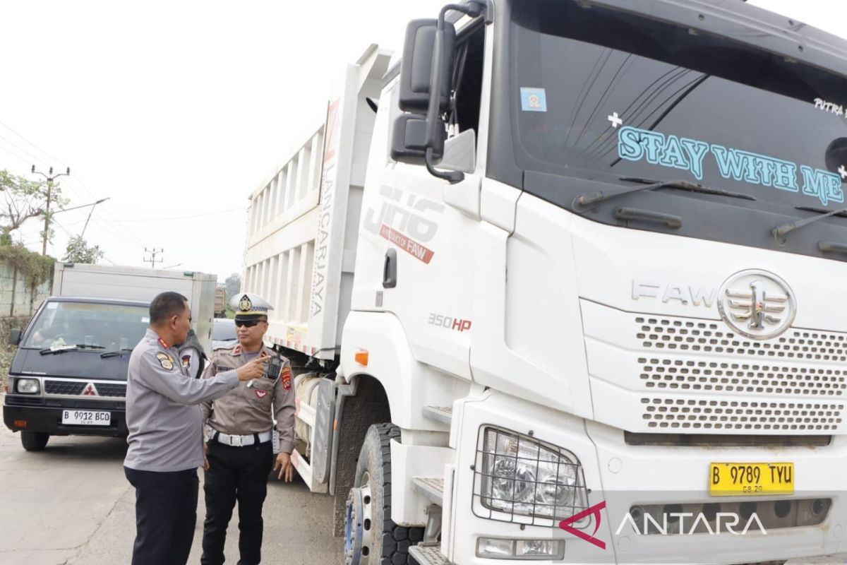 Dishub Tangerang tilang belasan truk tambang pelanggar jam operasional