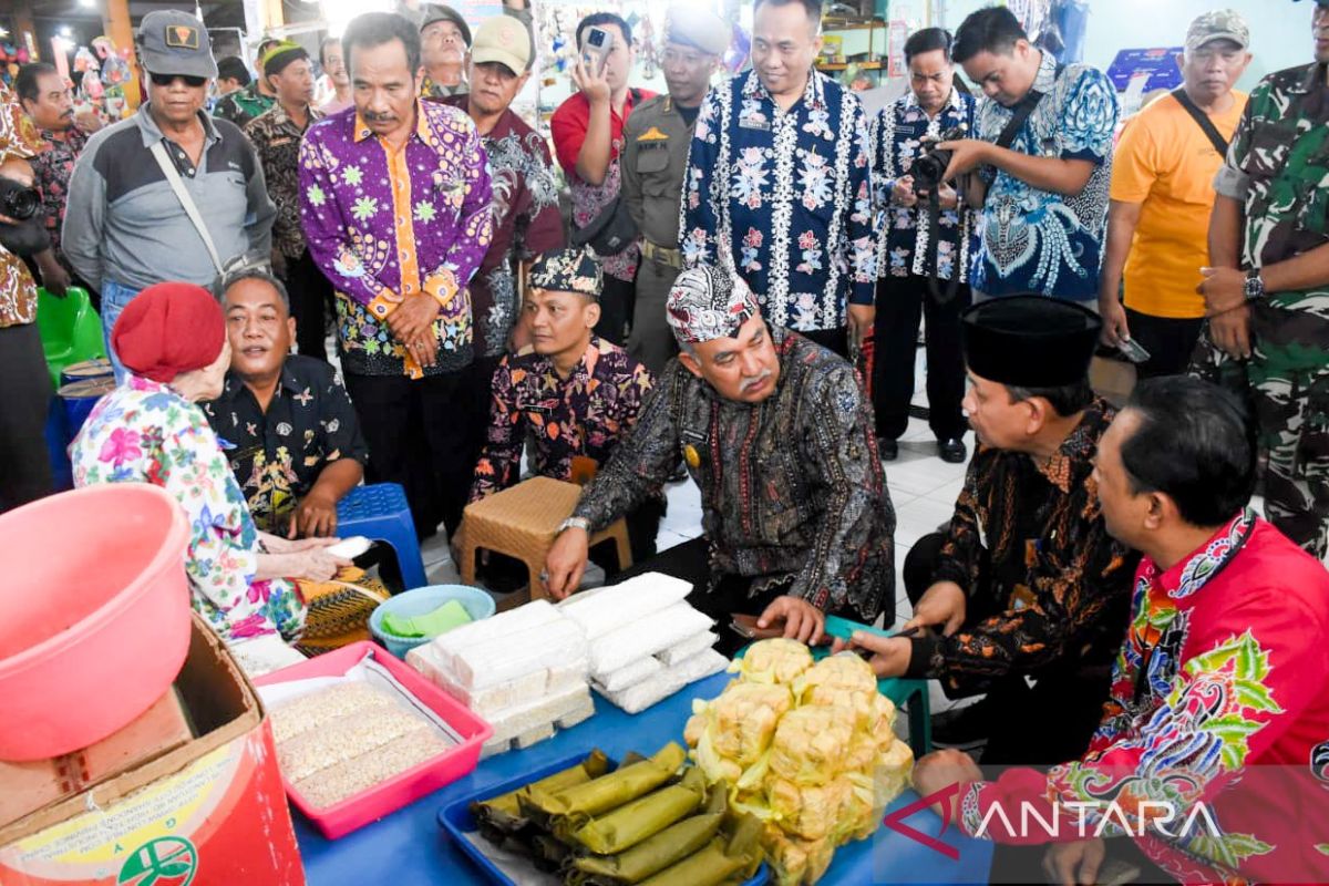 Terjadi deflasi, Pjs Bupati Situbondo pantau harga bahan pokok di pasar tradisional