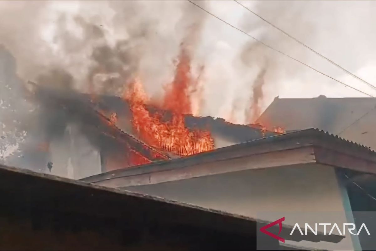 Sebuah rumah berlantai dua di Rawadas terbakar